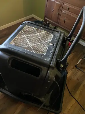 Air scrubber running in a room